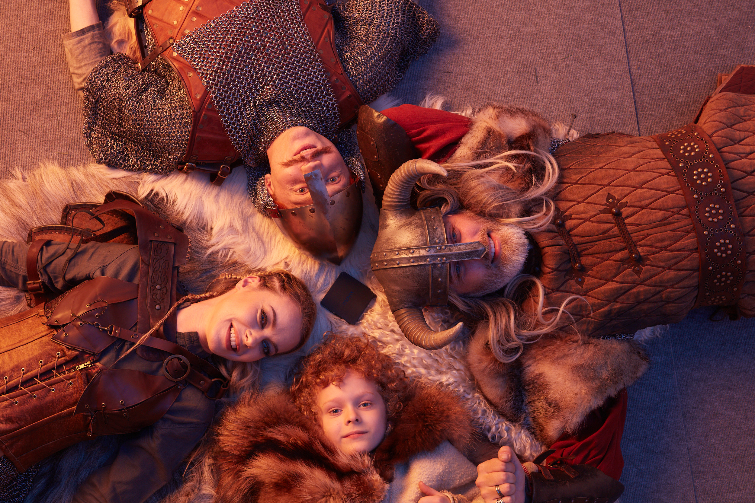 Весь каст — вид сверху, семья викингов
