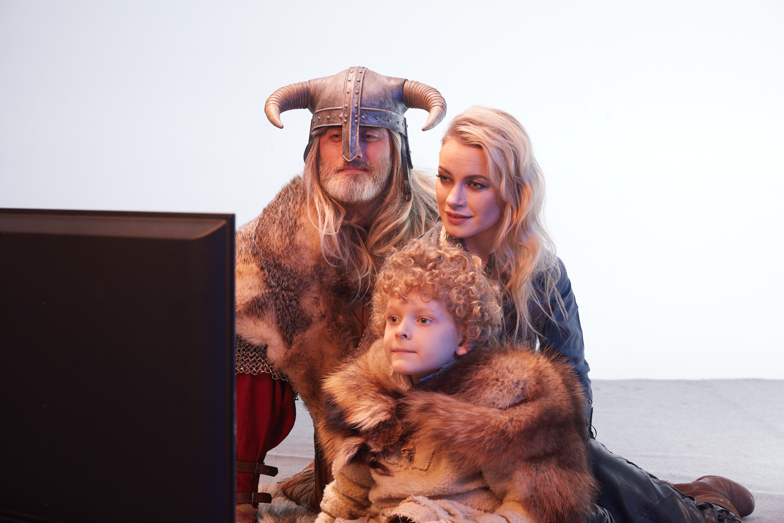 Семья викингов смотрит ТВ вместе