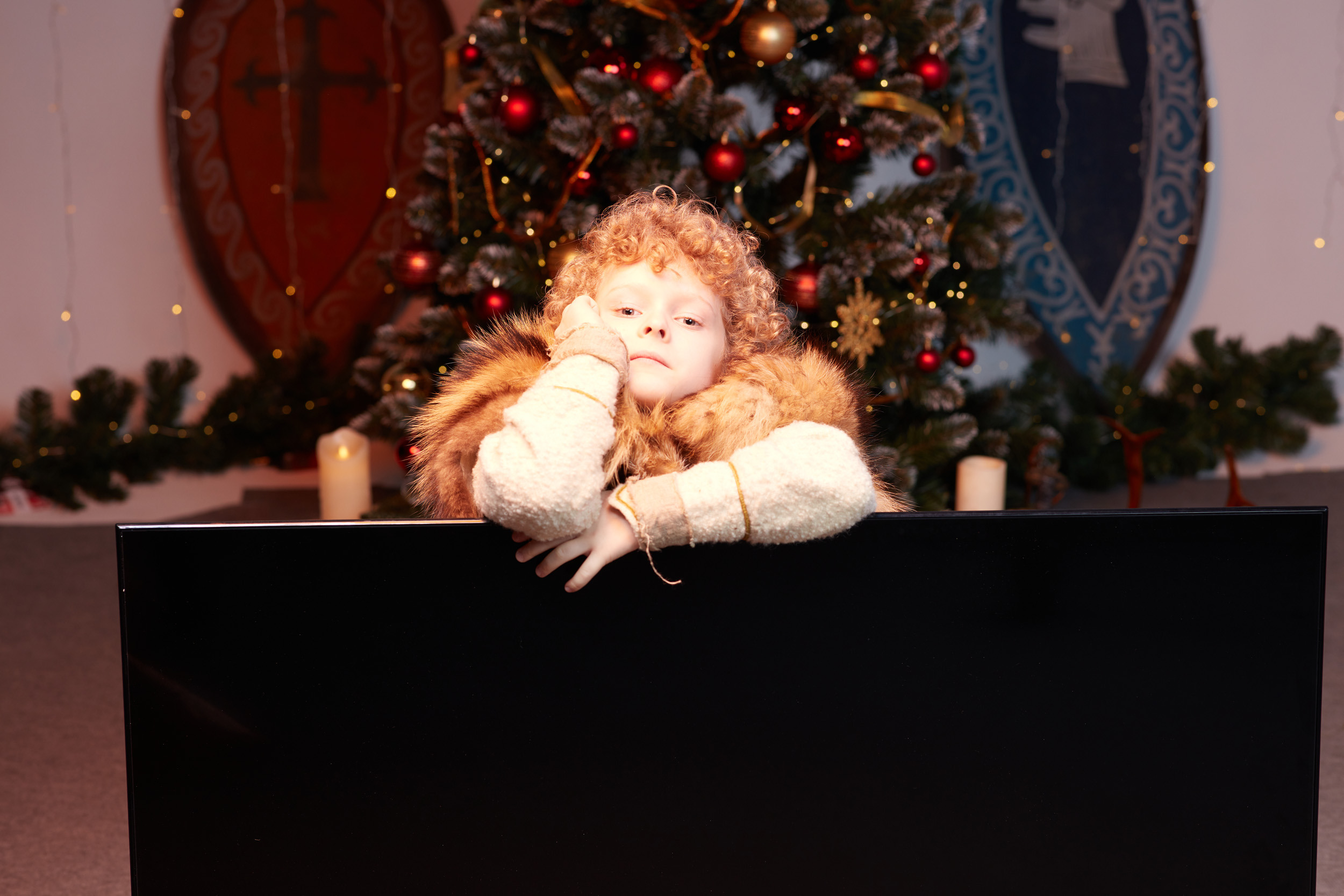 Ребёнок-викинг у экрана