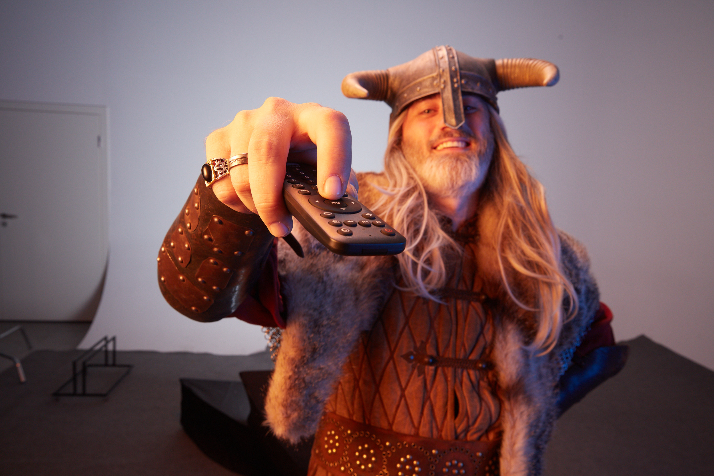 Рука викинга с пультом — деталь