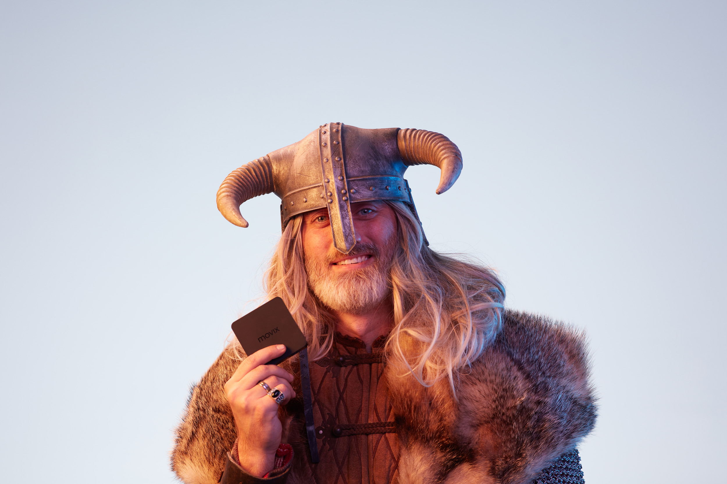 Викинг с приставкой Movix — студийный портрет